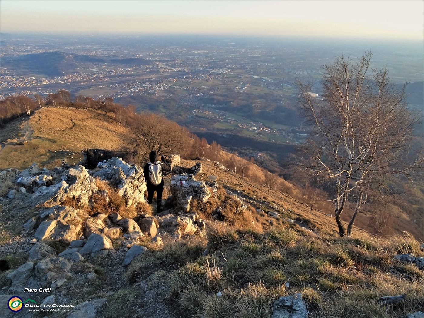 57 In discesa con vista panoramica sulle colline e la pianura.JPG